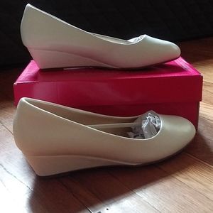 NIB Dream Pairs Debbie White Wedge Shoes